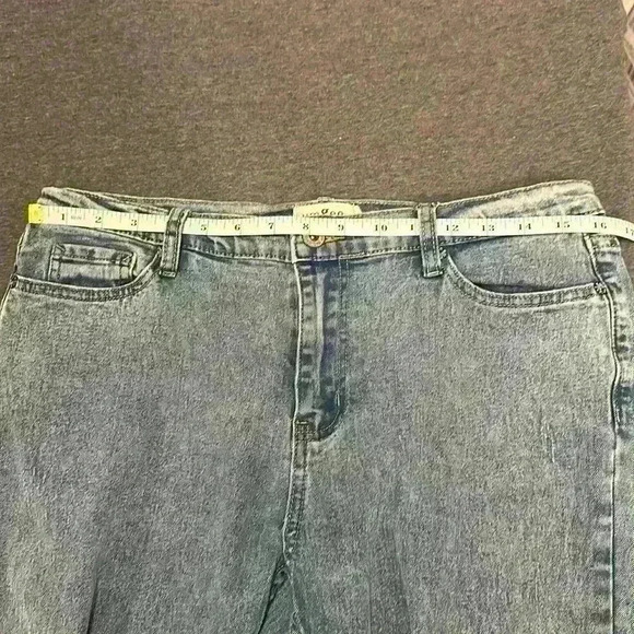 Umgee Frayed Hem Ripped Knee Jeans Distressed Crop Length Size 7 - Picture 10 of 14